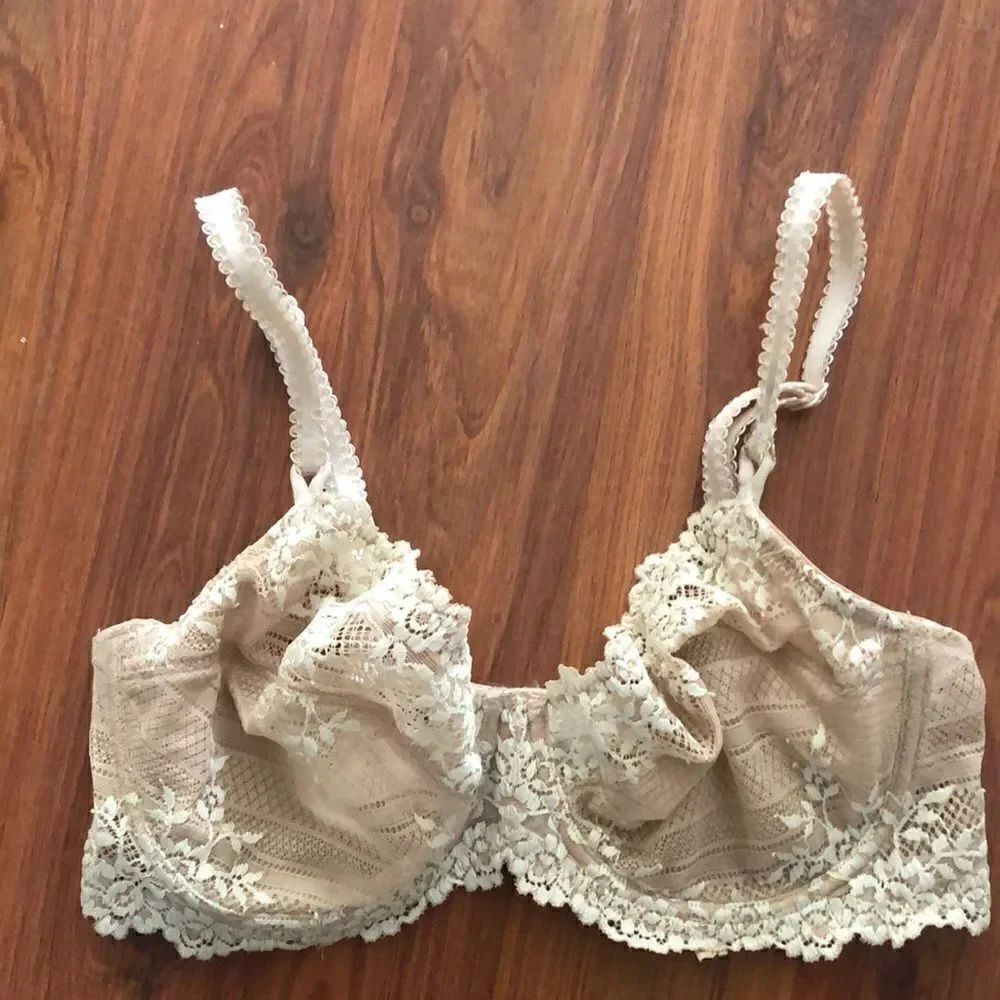 Wacoal Beige and cream lace bra underwire. Size 34D